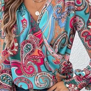 🩷New Paisley Printed V neck XL blouse with lantern sleeves. ~ 70s Boho fun